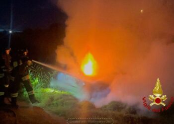 Olbia: a fuoco un’auto a Pittulongu, sul posto i vigili del fuoco