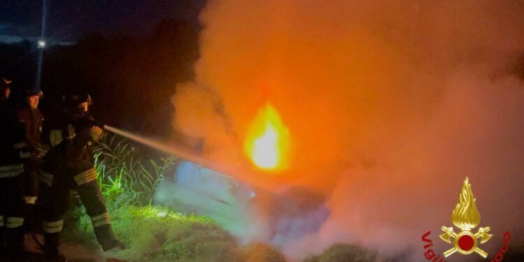 Olbia: a fuoco un’auto a Pittulongu, sul posto i vigili del fuoco