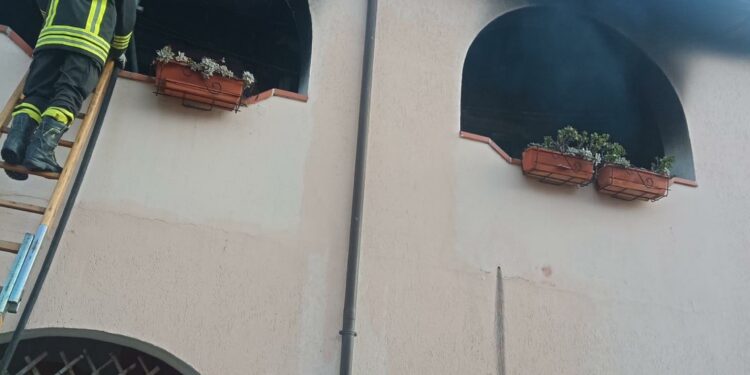 Siniscola: a fuoco un’abitazione, sul posto i vigili del fuoco