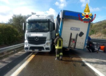 SS 131 DCN: tra Siniscola e Lula si sgancia il semirimorchio di un articolato, sul posto i vigili del fuoco