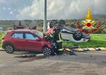 Incidente stradale nella rotonda di Bortigali, sul posto i vigili del fuoco