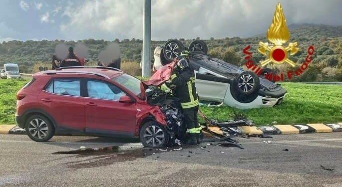 Incidente stradale nella rotonda di Bortigali, sul posto i vigili del fuoco
