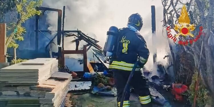 Incendio in un’abitazione nei pressi delle campagne della località di San Gemiliano (Sestu), sul posto i vigili del fuoco