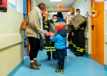 Vigili del fuoco al Microcitemico di Cagliari per la consegna dei doni natalizi ai piccoli pazienti ricoverati