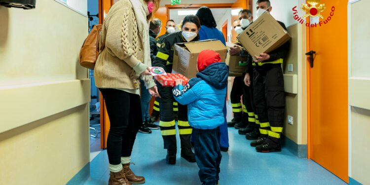Vigili del fuoco al Microcitemico di Cagliari per la consegna dei doni natalizi ai piccoli pazienti ricoverati