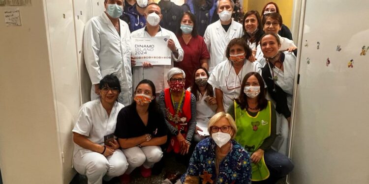 Natale biancoblu in Pediatria. Ieri mattina la tradizionale visita della Dinamo ai piccoli pazienti ricoverati nei reparto di Pediatria dell’Aou di Sassari