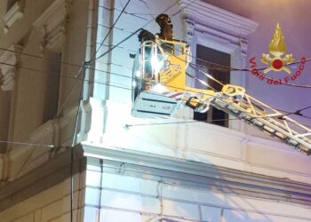 Squadre del comando dei vigili del fuoco di Cagliari sono al lavoro da ieri mattina per i danni causati dal forte vento