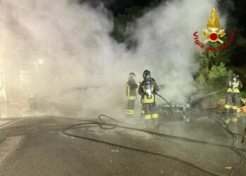 Attentato incendiario a Bosa, a fuoco alcune auto