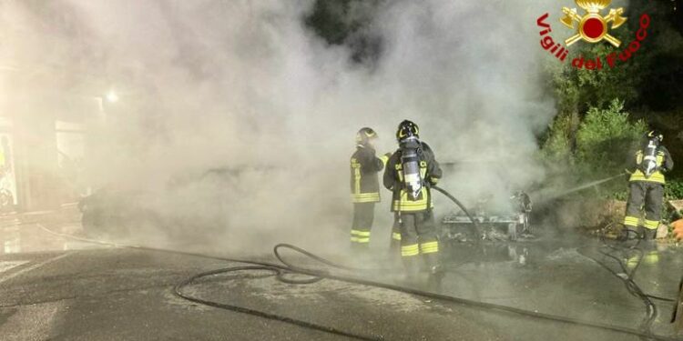 Attentato incendiario a Bosa, a fuoco alcune auto