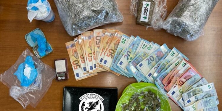 Gli investigatori della Sezione Falchi della Squadra Mobile hanno arrestato un cittadino cagliaritano di 35 anni, per l’ipotesi di reato di detenzione ai fini di spaccio di sostanze stupefacenti