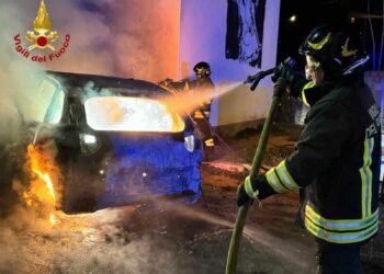 Bari Sardo: a fuoco un’auto in via Priamo Santa Cecilia