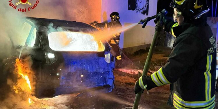 Bari Sardo: a fuoco un’auto in via Priamo Santa Cecilia