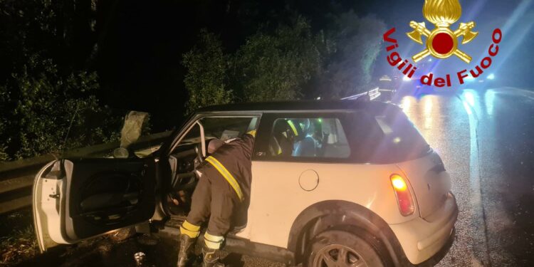 Incidente stradale sulla statale 125, intervengono i vigili del fuoco