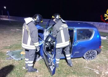 Orosei: un’auto è finita contro una statua di marmo nella via del mare