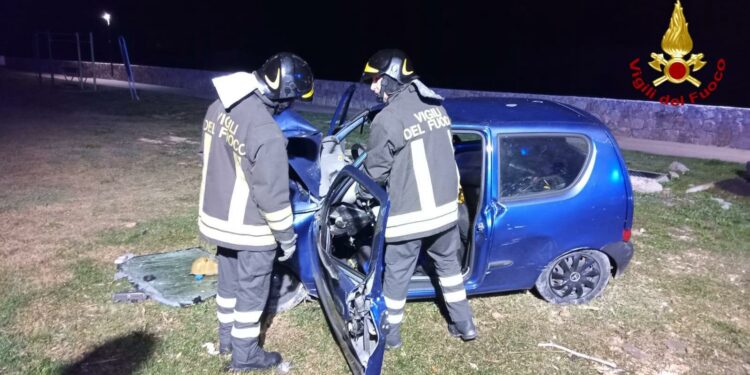 Orosei: un’auto è finita contro una statua di marmo nella via del mare