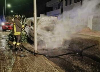 Nuoro, auto a fuoco in via Biasi, intervengono i vigili del fuoco