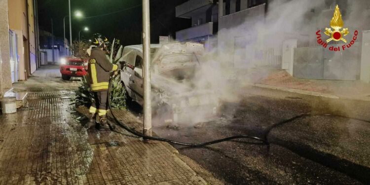 Nuoro, auto a fuoco in via Biasi, intervengono i vigili del fuoco