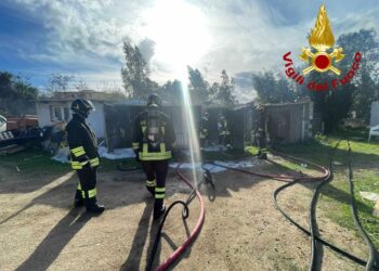 Olbia: incendio di sterpaglie in un terreno privato in via De Angelis