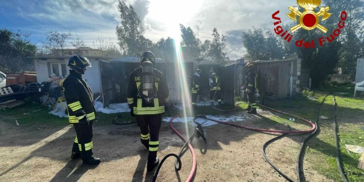 Olbia: incendio di sterpaglie in un terreno privato in via De Angelis