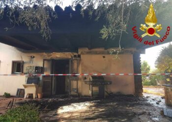 Olbia: prende fuoco una veranda a Pittulongu, sul posto i vigili del fuoco