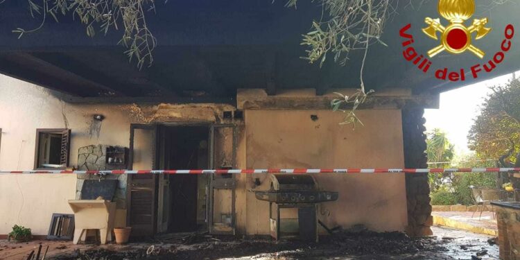 Olbia: prende fuoco una veranda a Pittulongu, sul posto i vigili del fuoco