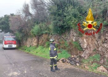 Santu Lussurgiu: i vigili del fuoco intervengono per una frana verificatasi lungo la strada provinciale 15
