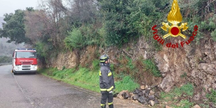 Santu Lussurgiu: i vigili del fuoco intervengono per una frana verificatasi lungo la strada provinciale 15