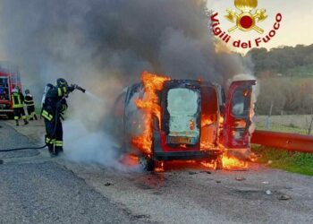 Oniferi: a fuoco un autofurgone della 131 Dcn, intervengono i vigili del fuoco