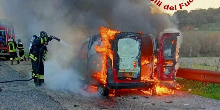 Oniferi: a fuoco un autofurgone della 131 Dcn, intervengono i vigili del fuoco