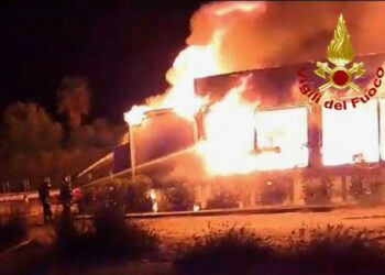 Olbia: prende fuoco un chiosco a La Marinella, ingenti i danni