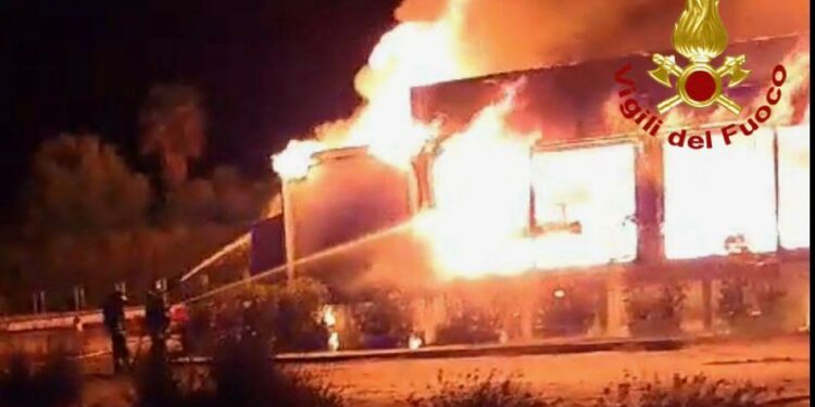 Olbia: prende fuoco un chiosco a La Marinella, ingenti i danni