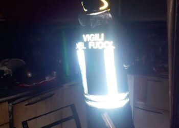 Nuoro: a fuoco un appartamento in via Einaudi, intervengono i vigili del fuoco