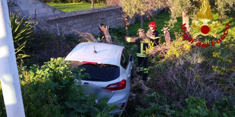 Sassari: esce di strada con la sua auto, una persona finisce in ospedale