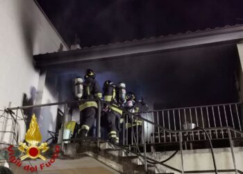 Olbia: a fuoco un appartamento, soccorso il proprietario