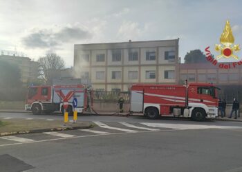 Incendio all’interno di una scuola in disuso nel quartiere di San Michele, a Cagliari