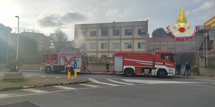 Incendio all’interno di una scuola in disuso nel quartiere di San Michele, a Cagliari