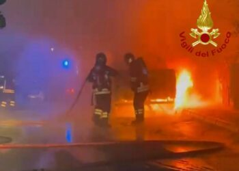 Auto in fiamme a Olbia, intervengono i vigili del fuoco