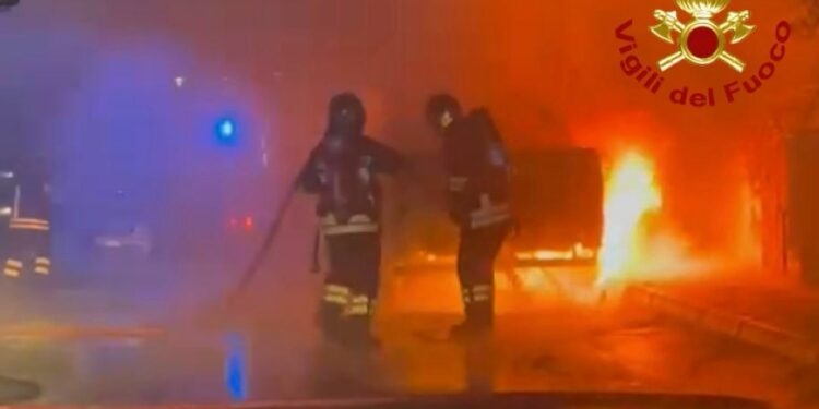 Auto in fiamme a Olbia, intervengono i vigili del fuoco