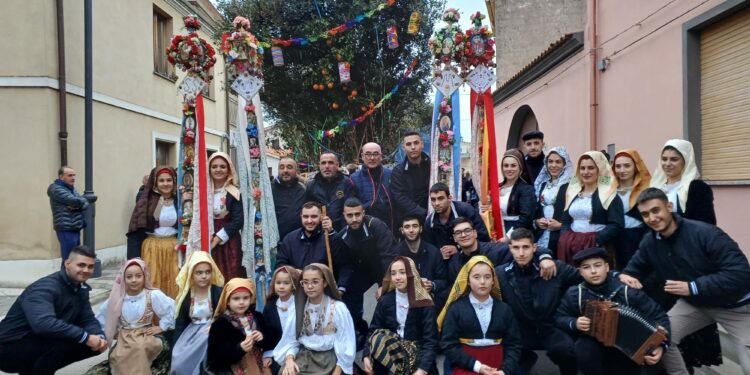 Tutta la comunità di Ollastra si è radunata in piazza a commemorare il suo santo patrono, san Sebastiano