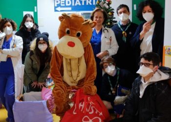 Il cuore e la generosità di associazioni, forze dell’ordine e privati: all’Ospedale San Martino, tanti doni natalizi ai diversi reparti