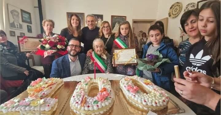 Uri in festa per i cent’anni di zia Domenica Pinna