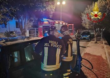 Orosei: a fuoco una Fiat Panda, sul posto i vigili del fuoco e i carabinieri