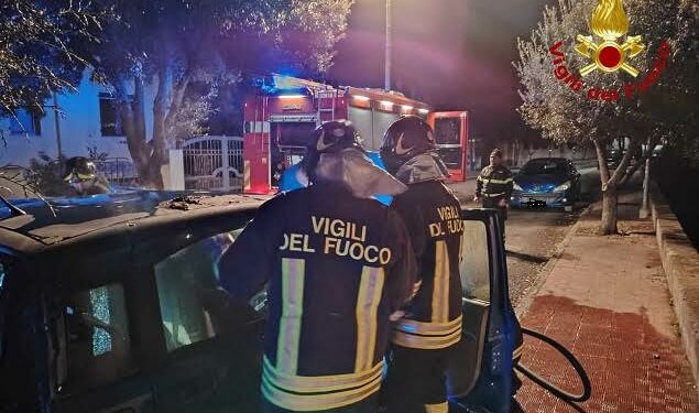 Orosei: a fuoco una Fiat Panda, sul posto i vigili del fuoco e i carabinieri