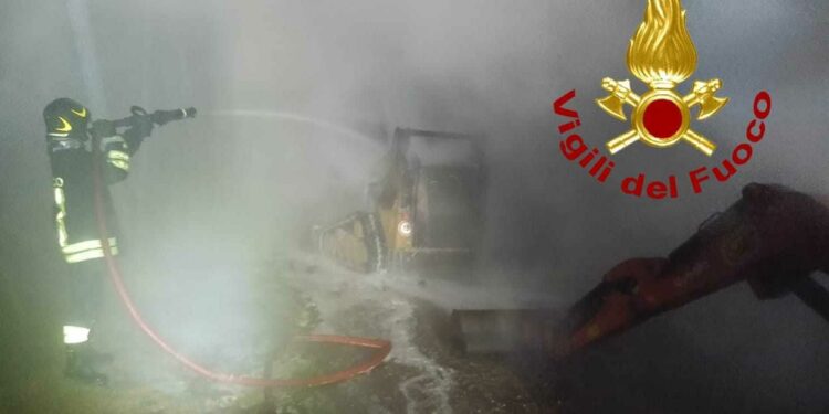 Pattada: a fuoco due mini escavatori