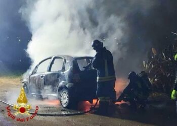 Olbia: a fuoco tre auto in via Clotilde Maria Lumbau, sul posto vigili del fuoco e carabinieri