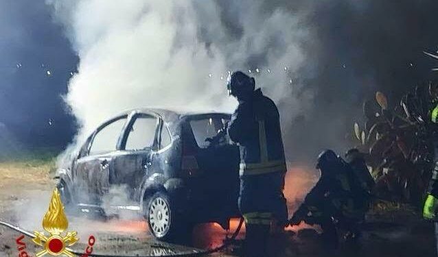 Olbia: a fuoco tre auto in via Clotilde Maria Lumbau, sul posto vigili del fuoco e carabinieri