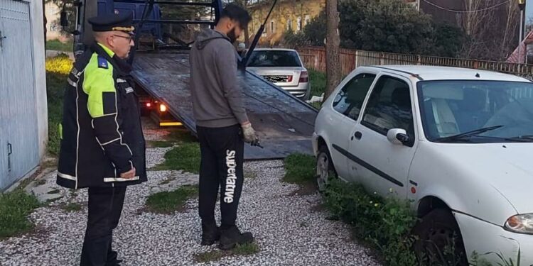 Macomer: un appello alla collaborazione fra privati e amministrazione pubblica contro il fenomeno dei veicoli abbandonati