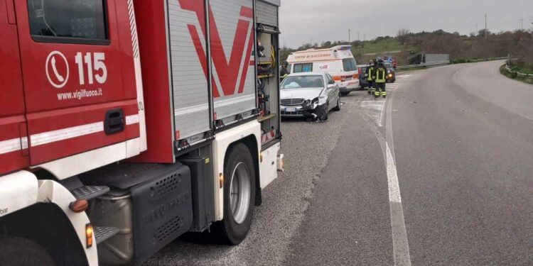 Noragugume: incidente stradale lungo la provinciale 33, due persone finiscono in ospedale