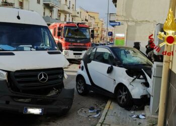 Alghero: incidente stradale tra un furgone e una Smart, sul posto i vigili del fuoco