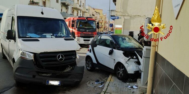 Alghero: incidente stradale tra un furgone e una Smart, sul posto i vigili del fuoco